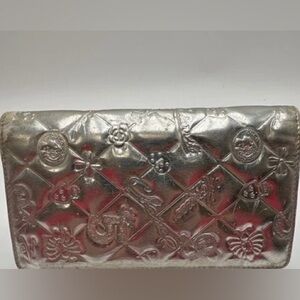 🔥CHANEL Metallic Patent Calfskin Yen Wallet in Silver with COA